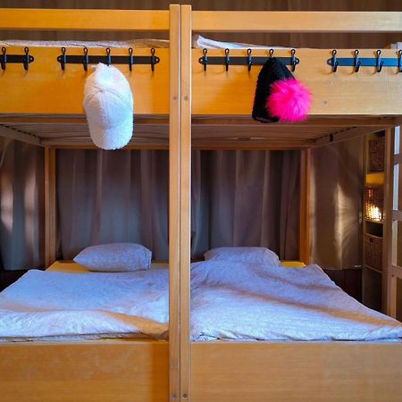 Backpacker Le Petit Baroudeur Vandrarhem Champéry Exteriör bild
