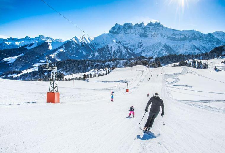 Backpacker Le Petit Baroudeur Vandrarhem Champéry Exteriör bild