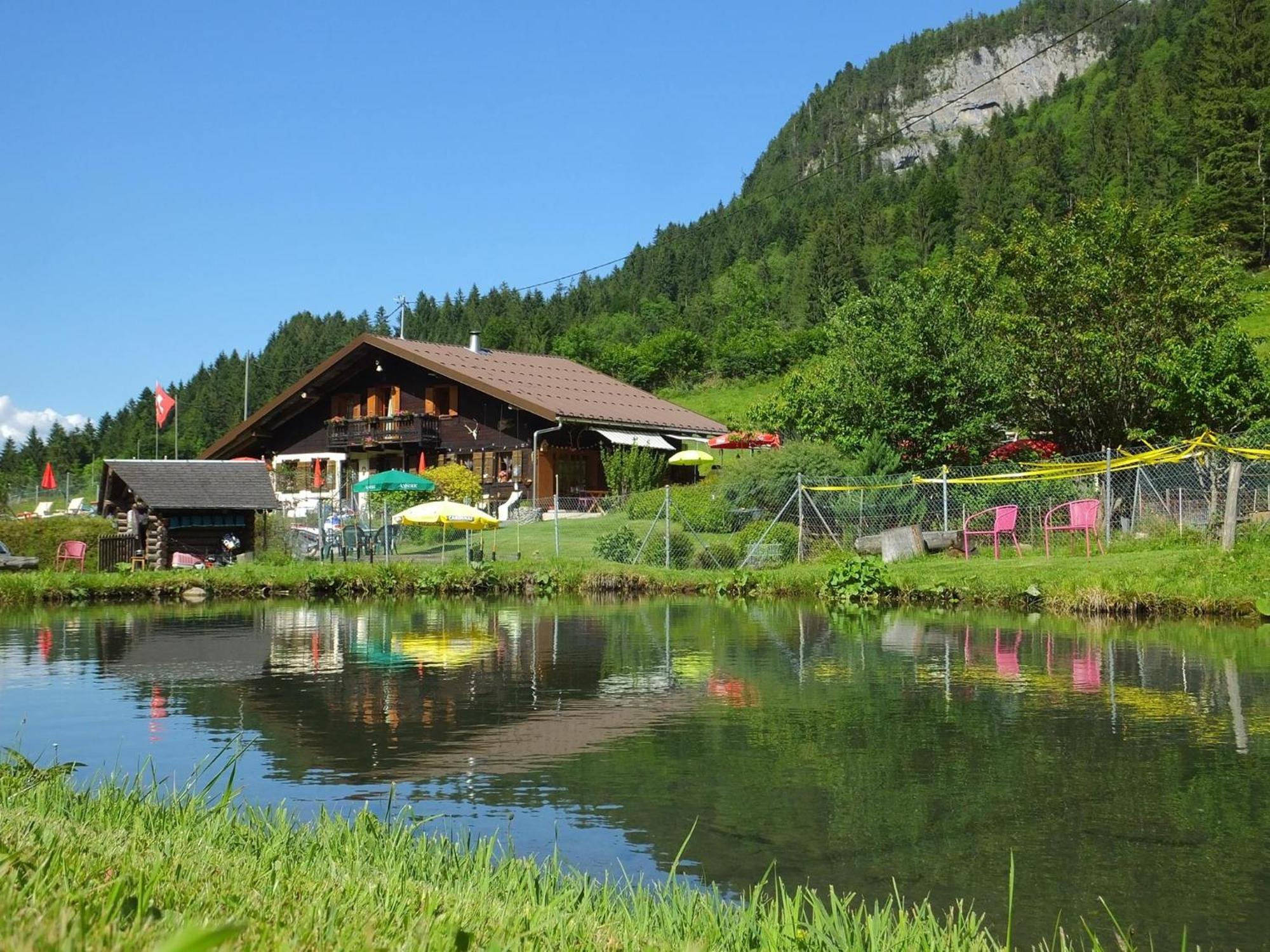 Backpacker Le Petit Baroudeur Vandrarhem Champéry Exteriör bild
