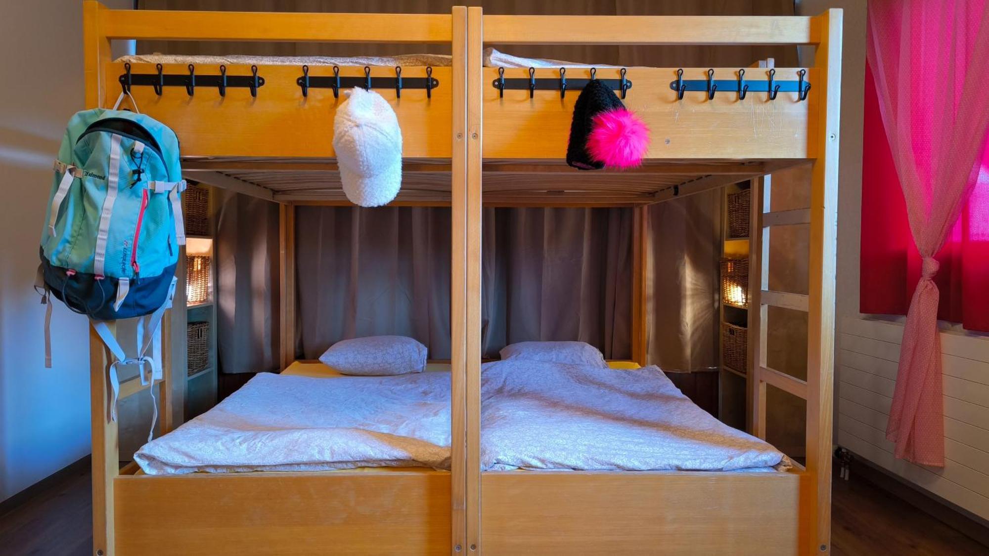 Backpacker Le Petit Baroudeur Vandrarhem Champéry Exteriör bild